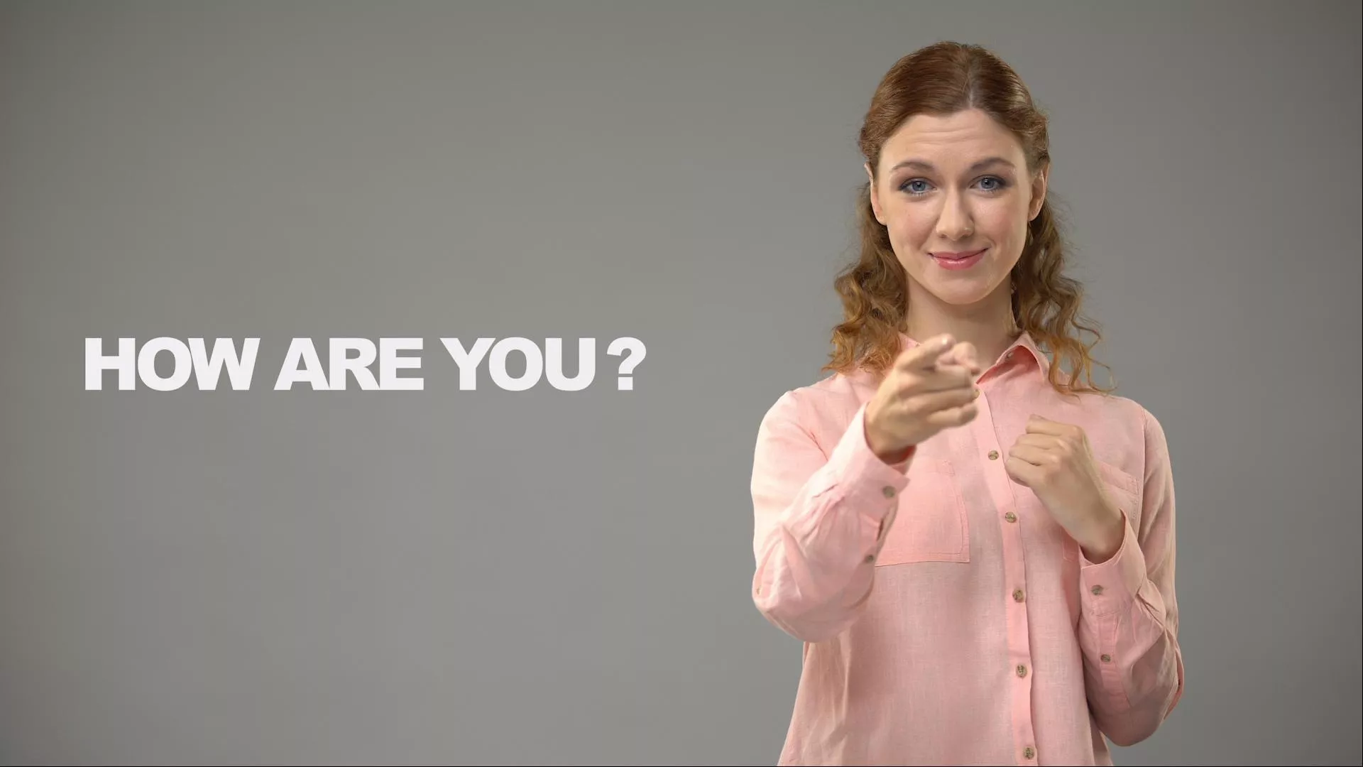 Interprète en SIL décrivant une collection de musée à un groupe de visiteurs sourds